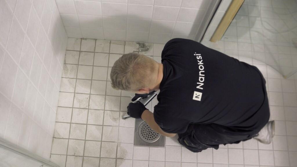 Laattasaumojen uusiminen on olennainen osa kylpyhuoneen kunnossapitoa. Saumat eivät kestä koko kylpyhuoneen käyttöikää, vaan ne kuluvat, haurastuvat ja menettävät vähitellen suojaavat ominaisuutensa. Kun saumat alkavat halkeilla, tummua tai irrota, on aika uusia saumat.