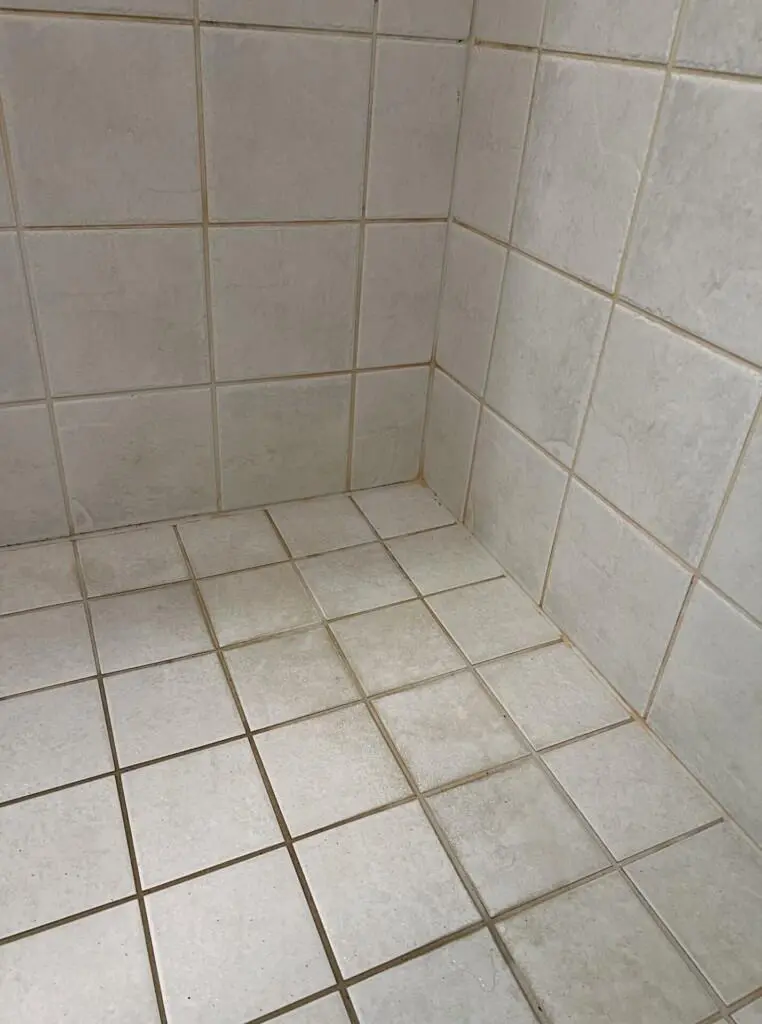 Tältä Meriläisten kylpyhuone näytti ennen Nanoksin huoltoa ja nanopinnoitusta. Entä jälkeen muutos? Lue asiakastarina ja näy nanopinnoituksen muutos omin silmin!